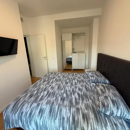 Apartamento Trilocale Moderno Con Terrazzo E Parcheggio Milán